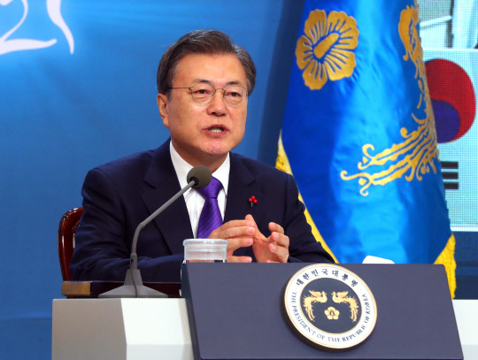 문재인 대통령이 7일 오전 청와대 본관에서 화상으로 열린 '2021년 신년 인사회'에서 인사말을 하고 있다.   연합뉴스